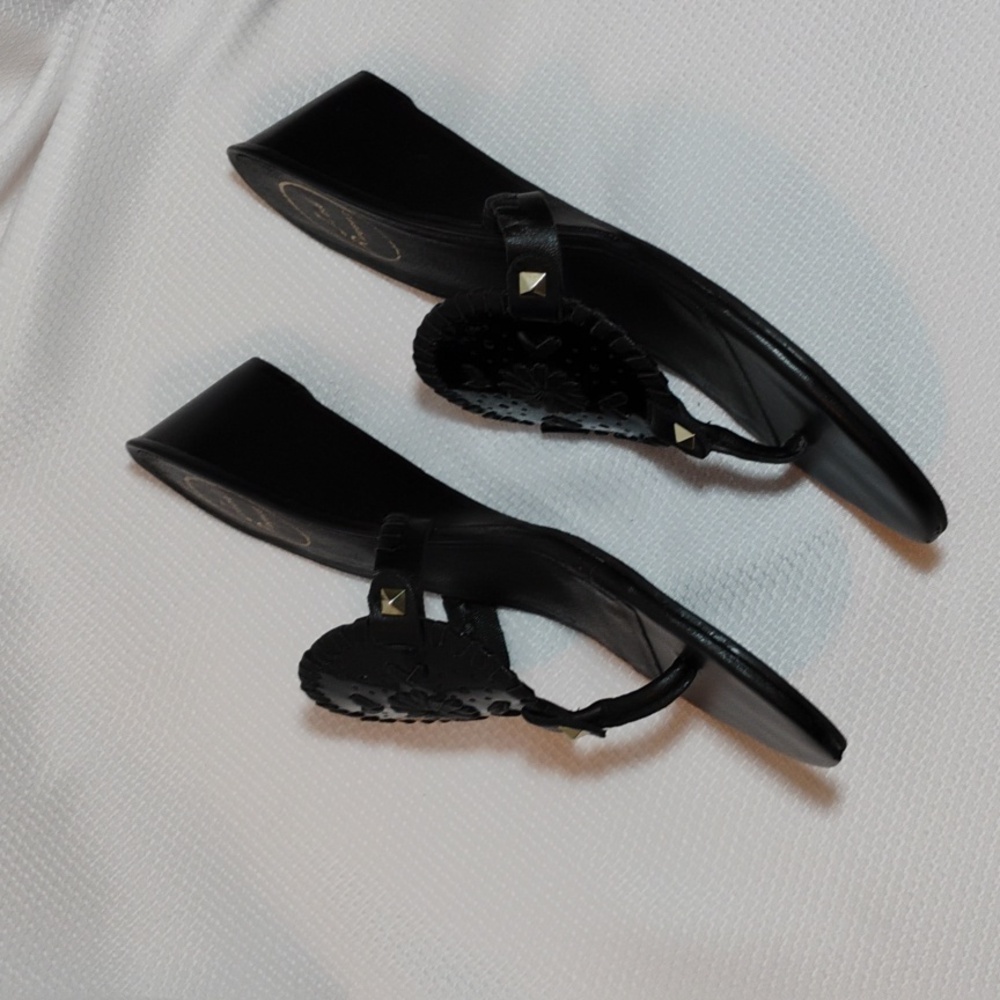 Jack Rogers Wedge Devyn Black Thong Patent Leather Medallion Sandals 9